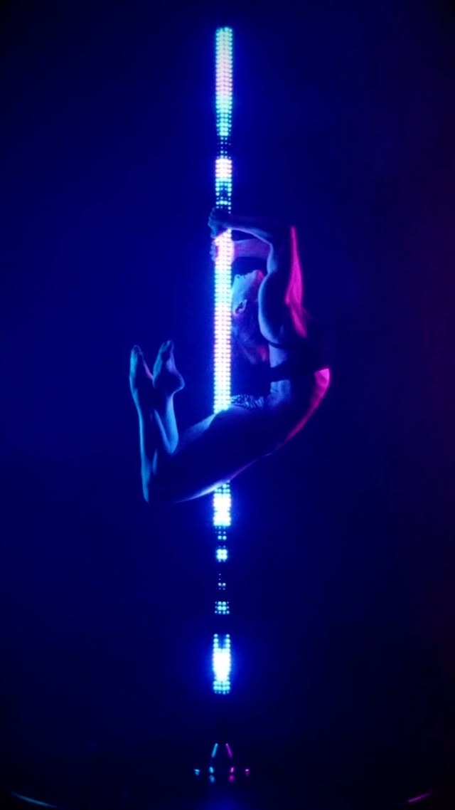 📣 Introducing our new freestanding and aerial LED poles! 💫 Pre-order at polefx.com Performers: @high.flying.jade @natalie_rhae 🙏👑 @davidsdreamfactory #pole #aerial #aerialpole #poledance #poleacrobati…