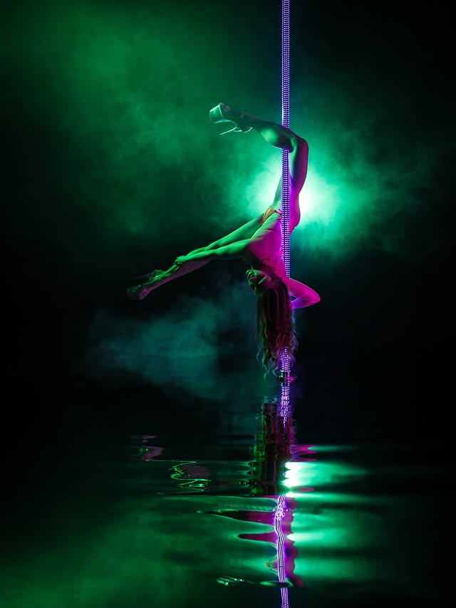 It’s giving Wicked 💚 @knockingbirdcreative x @polefx #photoshoot #knockingbirdcreative #photography #pole #dance #poledance #ledpole #pdphotoshoot