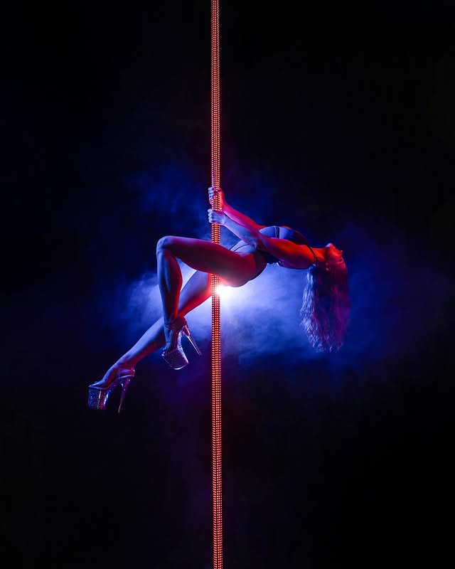 Does she need her own LED pole? @knockingbirdcreative x @polefx shoot was a dream💙❤️ #photoshoot #pole #dance #photography #ledpole #knockingbirdcreative